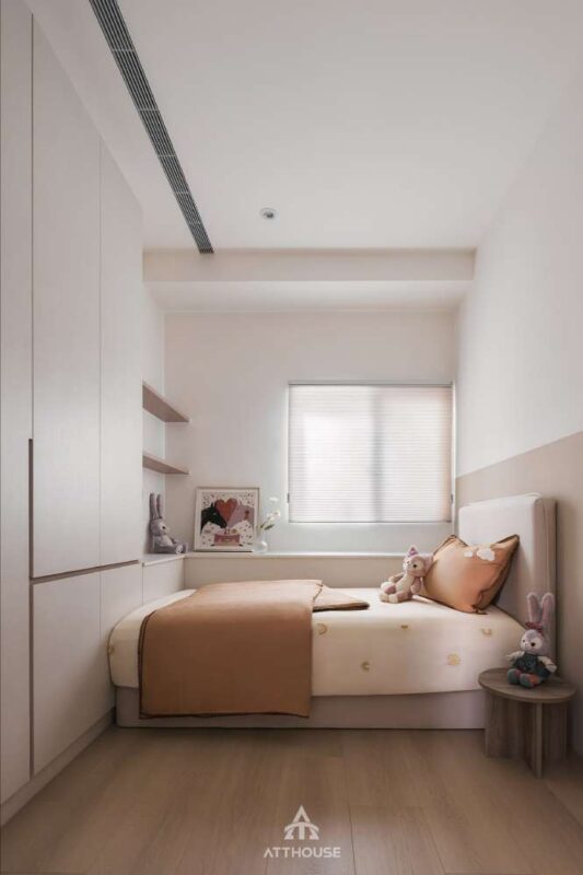 Phòng ngủ bé trong thiết kế căn hộ nổi bật với nội thất tối giản, đường nét mềm mại và ánh sáng dịu nhẹ.