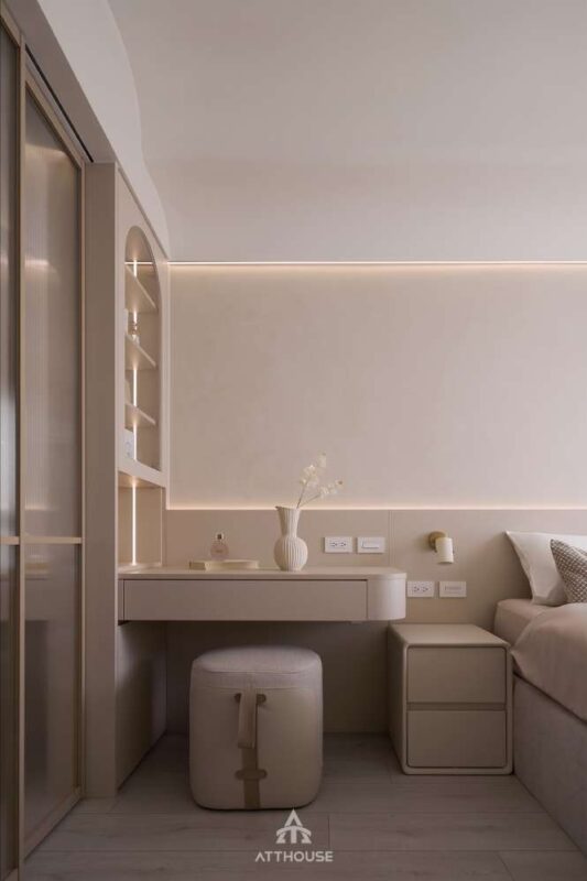 Thiết kế căn hộ với phòng ngủ mang phong cách hiện đại mix japandi, sử dụng gam màu kem nhẹ nhàng tạo cảm giác thư thái và dễ chịu.