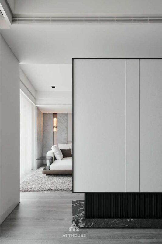 Thiết kế nội thất phòng khách nhà phố Lê Thánh Tông chú trọng trải nghiệm sống tiện nghi mỗi ngày.